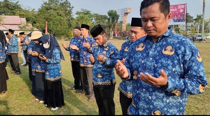 Kepala MIN 1 Sarolangun, Guru, dan Siswa Ikuti Upacara Penurunan Bendera HUT RI ke-81 di Lapangan Gunung Kembang