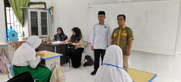 Pengawas Madrasah Lakukan Pengawasan Pelaksanaan Ujian di MIN 1 Sarolangun Pengawas Madrasah Lakukan Pengawasan Pelaksanaan Ujian di MIN 1 Sarolangun