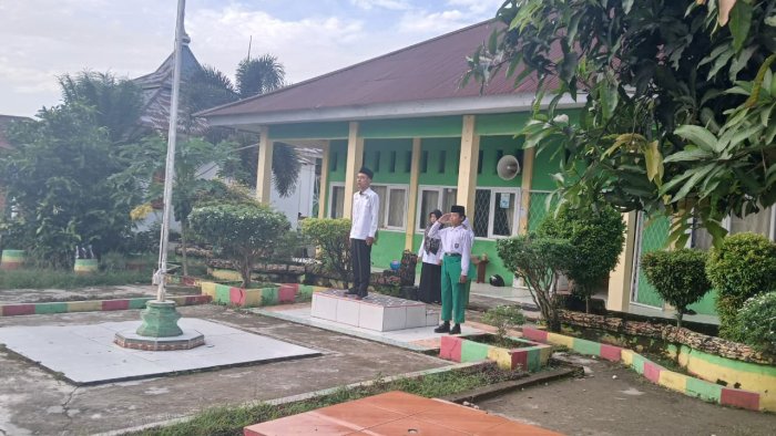 ASN Muda Di Amanahkan Jadi Pembina Upacara Hari Senin di MIN 1 Sarolangun ASN Muda Di Amanahkan Jadi Pembina Upacara Hari Senin di MIN 1 Sarolangun
