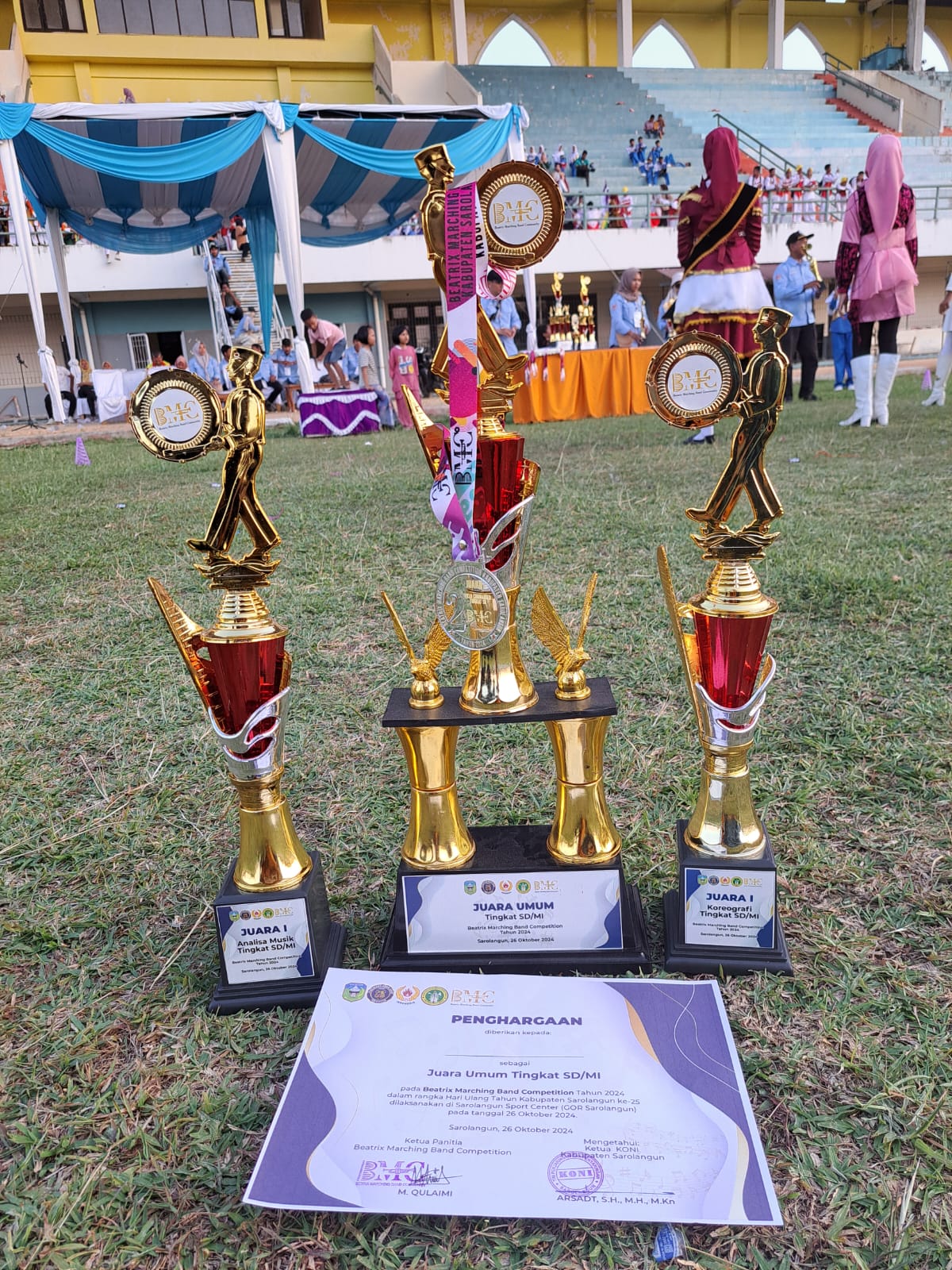MIN 1 SAROLANGUN JUARA UMUM LOMBA DRUMBAND TINGKAT SD/MI SE KABUPATEN SARROLANGUN