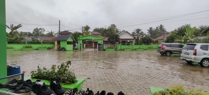 Walaupun Diguyur Hujan, Semangat Peserta Ujian Kelas VI MIN 1 Sarolangun Tetap Membara Walaupun Diguyur Hujan, Semangat Peserta Ujian Kelas VI MIN 1 Sarolangun Tetap Membara