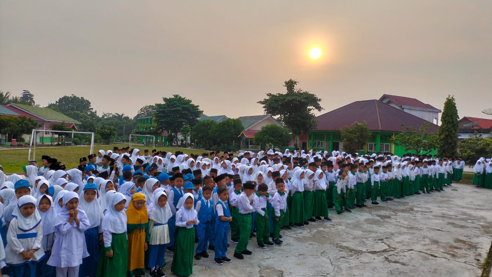 antusiasme siswa/i baru MIN 1 sarolangun 